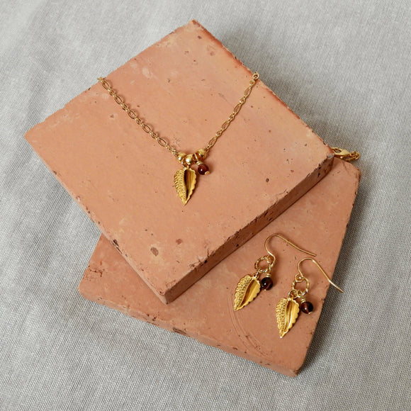 Pendentif feuille et oeil de taureau