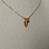 Pendentif feuille et oeil de taureau