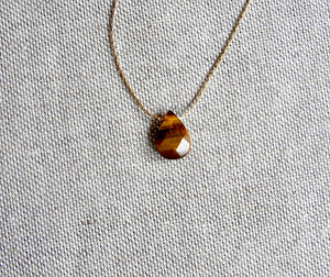 Pendentif goutte Oeil de tigre, laiton doré or 24K